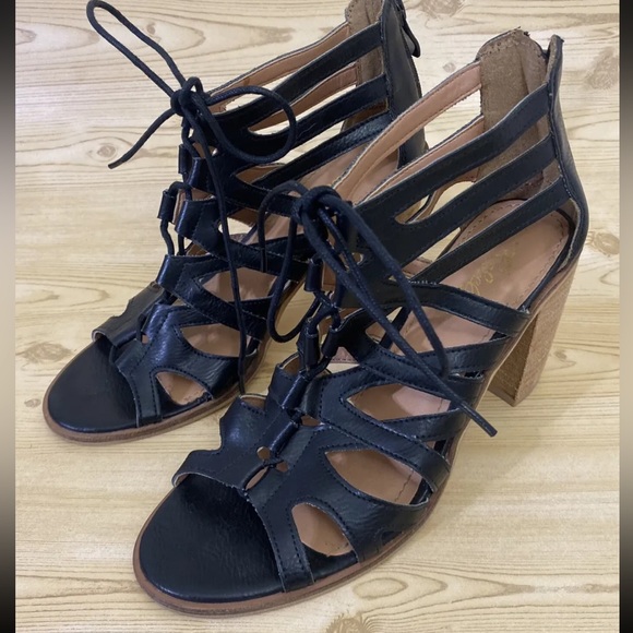 EUC Rebels Black Open Toe Strappy Block Heel Sandals Womens Shoes Size 8 - Picture 2 of 7